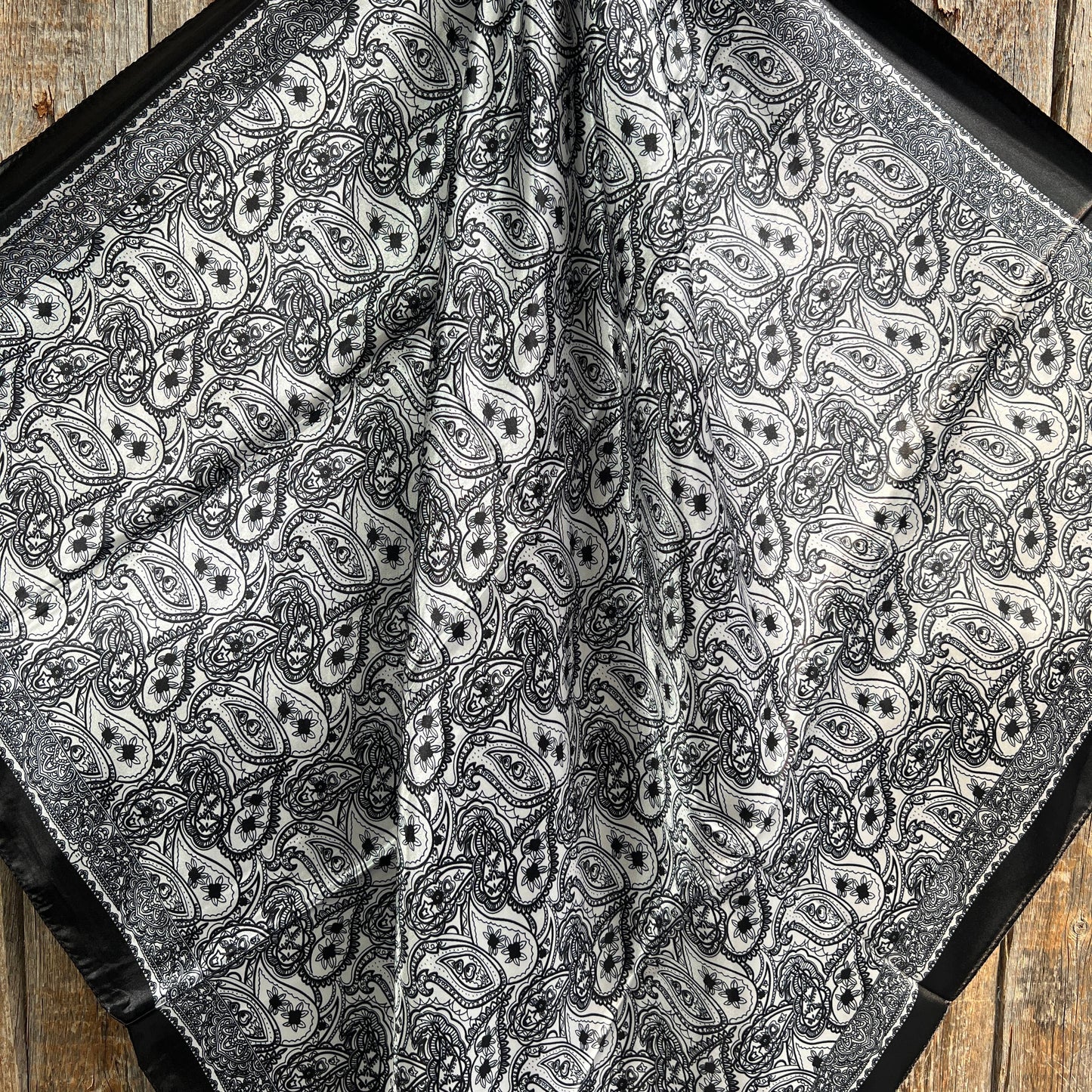 35X35"  Black & White Paisley Wild Rag/Scarf WR3401