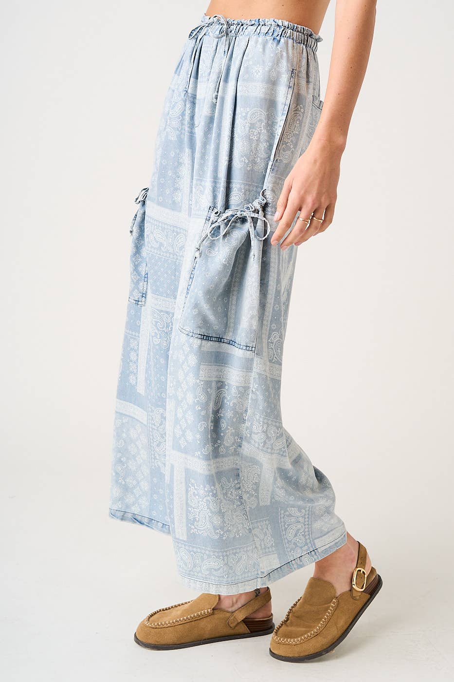 PAISLEY PRINT CHAMBRAY WIDE LEG PANTS